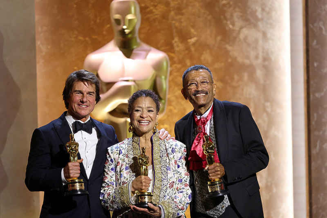 Cruise touts power of cinema  as he accepts honorary Oscar